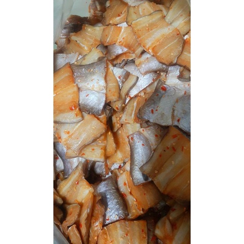 Khô cá dứa nuôi 2 nắng dẻo mềm đã ướp gia vị sẵn, có vị mặn ăn với cơm