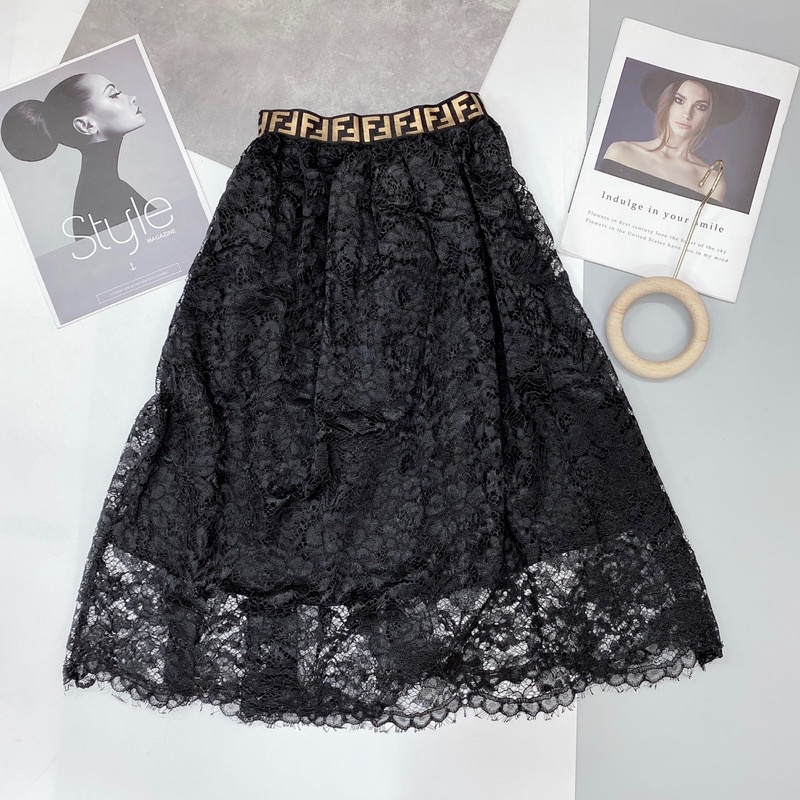 Chân váy ren đen dài