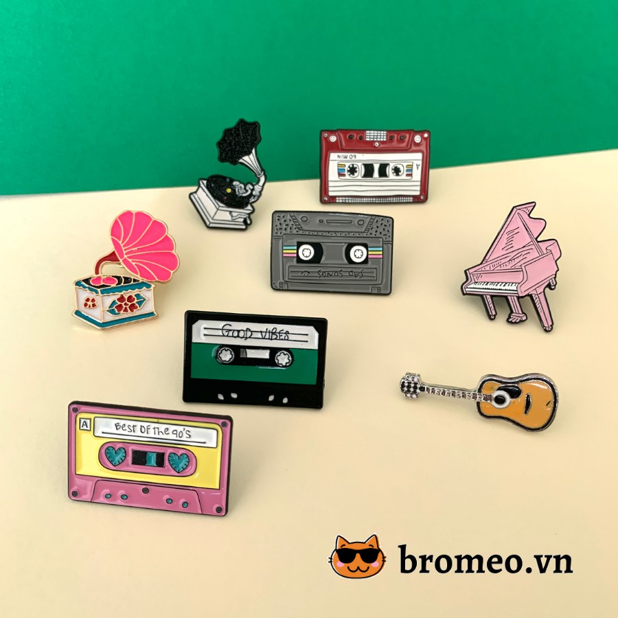 Pin cài áo hình băng cassette, đĩa than, đàn piano và ghita