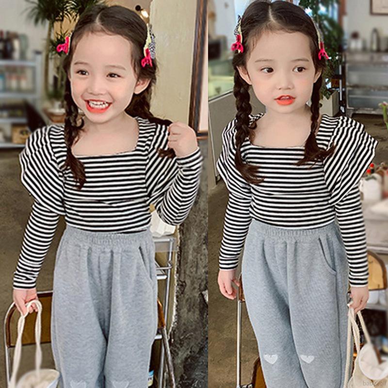 Bộ 2 món gồm áo cổ vuông tay xòe kẻ sọc và quần dài co giãn dành cho trẻ em