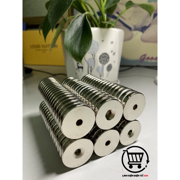 Nam châm 30x5 có lỗ 6mm siêu rẻ siêu khoẻ.