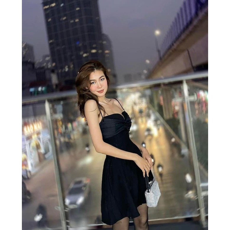 Váy lụa thắt nơ vai