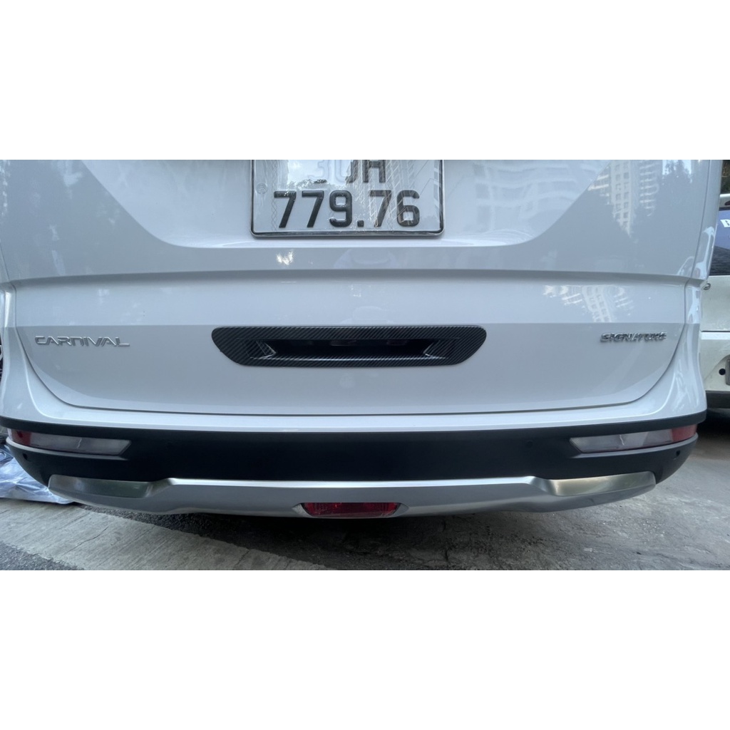 Ốp tay mở cốp sau carbon xe Kia Carnival 2021- 2022 vân cacbon cao cấp