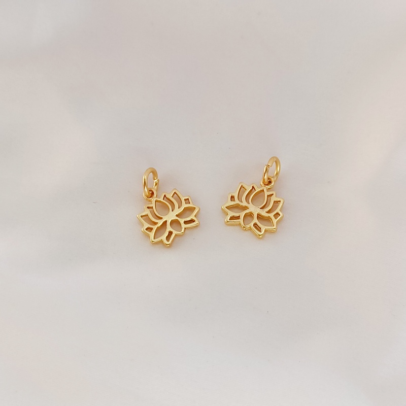 Mặt Dây Chuyền Hình Hoa Sen Vàng 18K Màu Sắc Cổ Điển