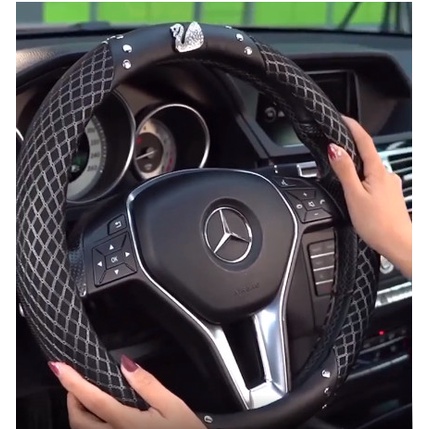 Bọc vô lăng xe ô tô đính đá kẻ lưới sang chảnh logo vương miện-thiên nga size 38cm
