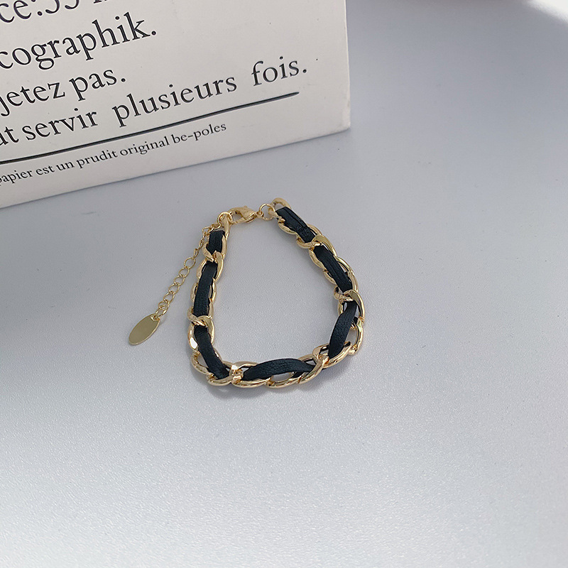 Vòng trang sức đeo tay phong cách retro dễ phối đồ