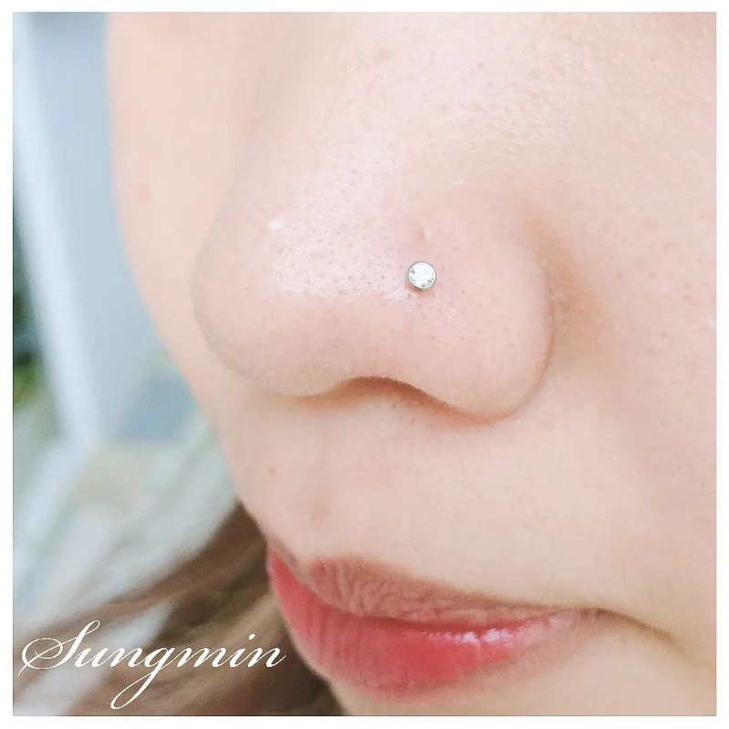 Khuyên cánh mũi titan Titanium đá sáng lâu piercing thân xoắn