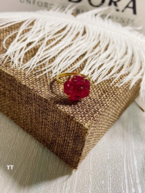 Nhẫn hoa mẫu đơn mặt đá topaz