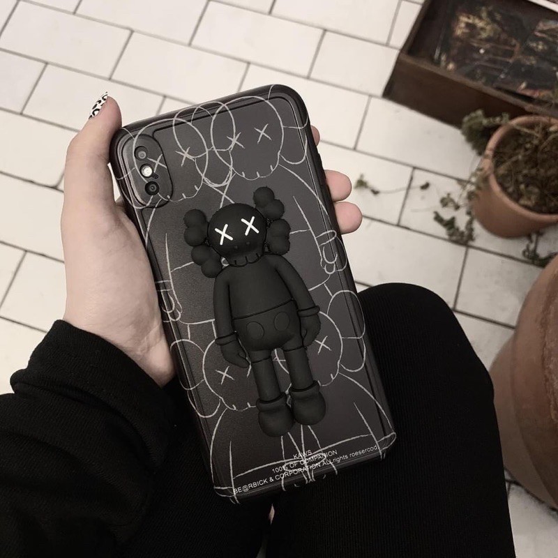 Ốp Kaws đen huyền bí iphone hot hit