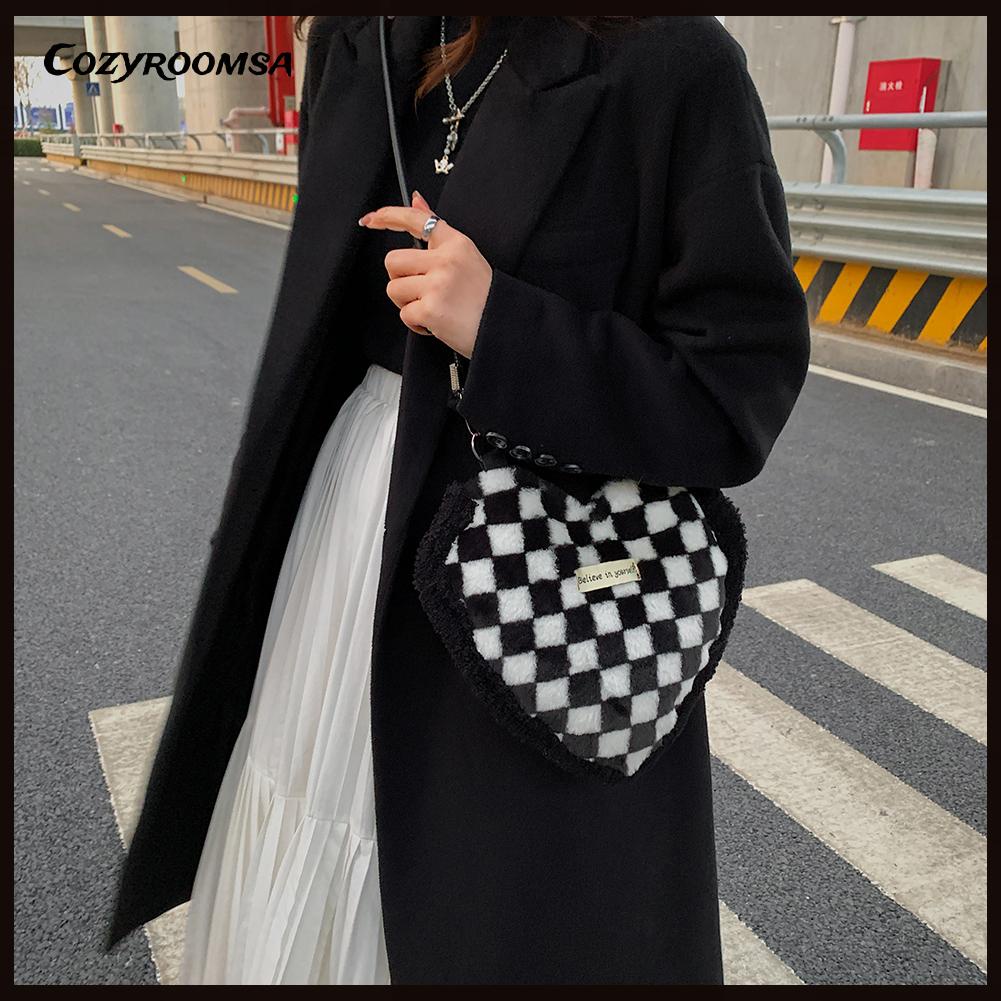 Túi đeo vai lông nhung hình trái tim giữ ấm cho nữ