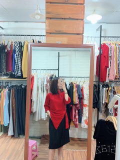 Chân váy xếp ly - áo xẻ tà