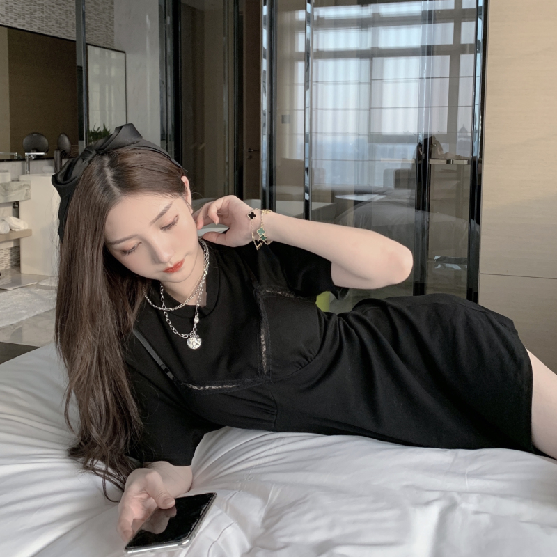 Đầm Tay Ngắn Phối Ren Hoa Thiết Kế Hở Lưng Quyến Rũ