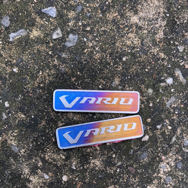 Tem titan logo chữ Vario nhỏ