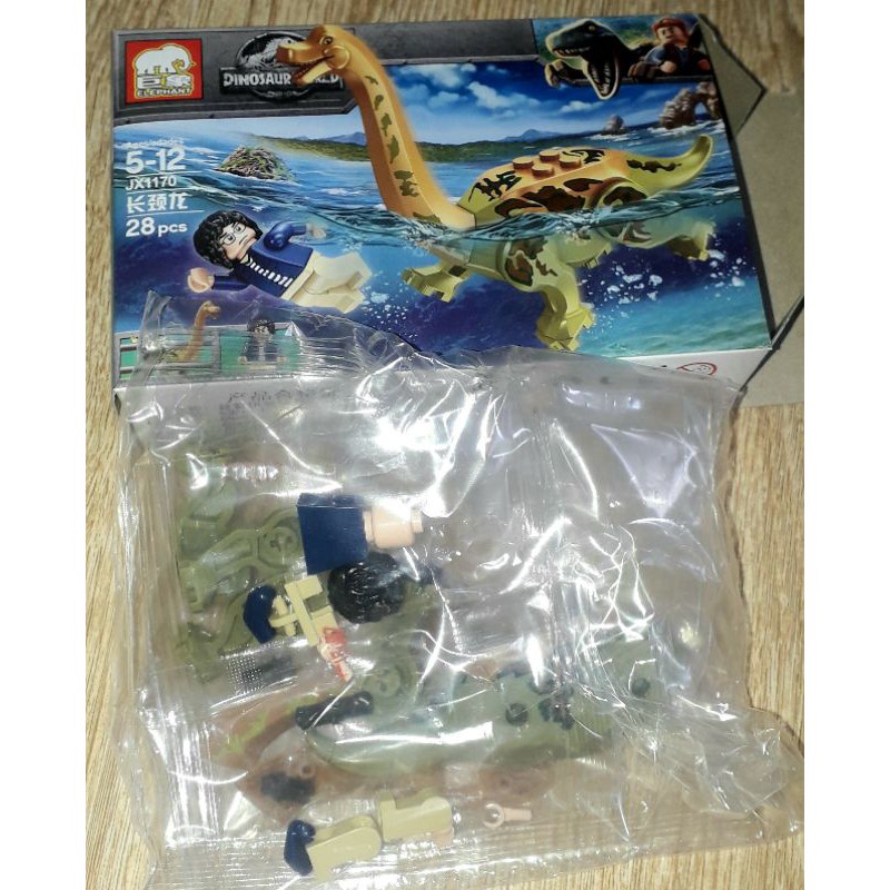 Lắp ráp 1 hộp LegoDinoWord Săn khủng long 1170 có nhiều chi tiết