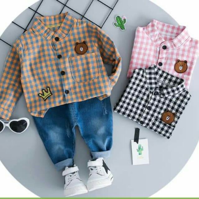 Set áo sơ mi phối quần jean.