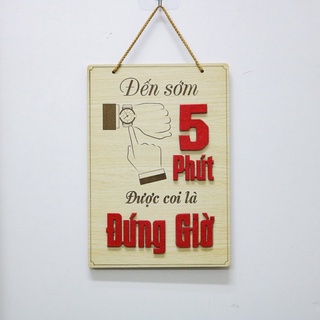 Bảng gỗ khẩu hiệu Đến sớm 5 phút được coi là đúng giờ