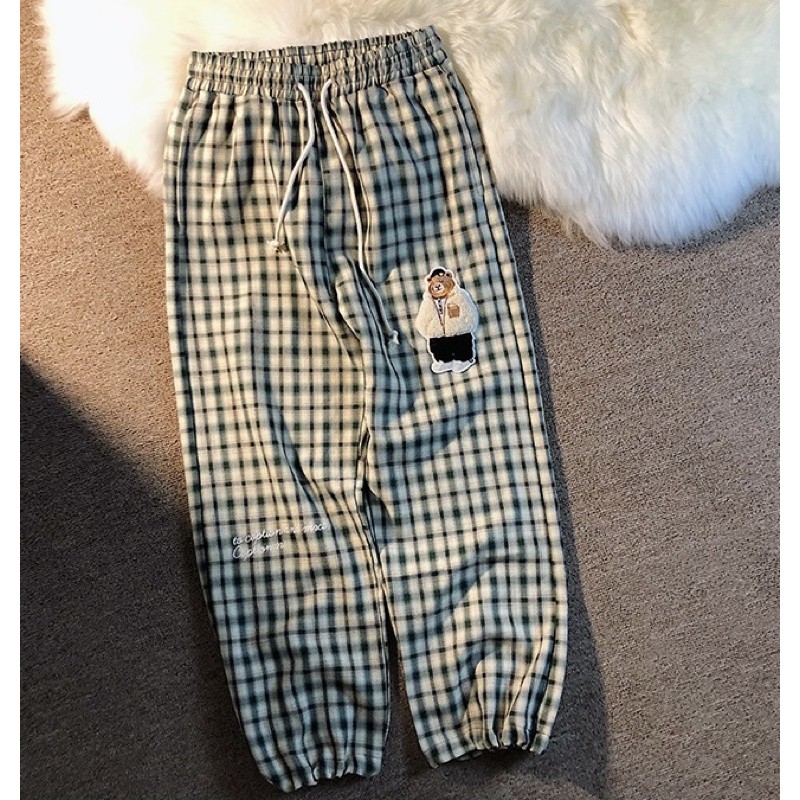 Quần jogger ống bo kẻ caro nâu thêu hình gấu