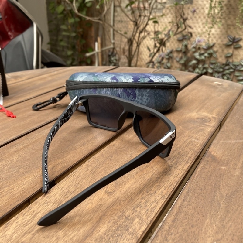 Kính FOX tặng hộp đựng kính móc treo