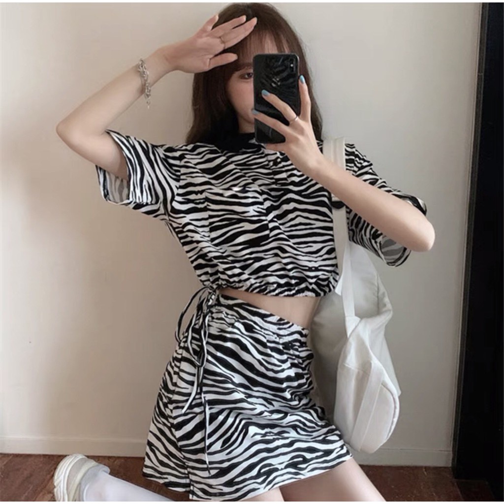 SET ÁO CROPTOP DÁNG ÔM PHỐI CHÂN VÁY NGẮN LOANG NGỰA VẰN Style Hàn Xẻng