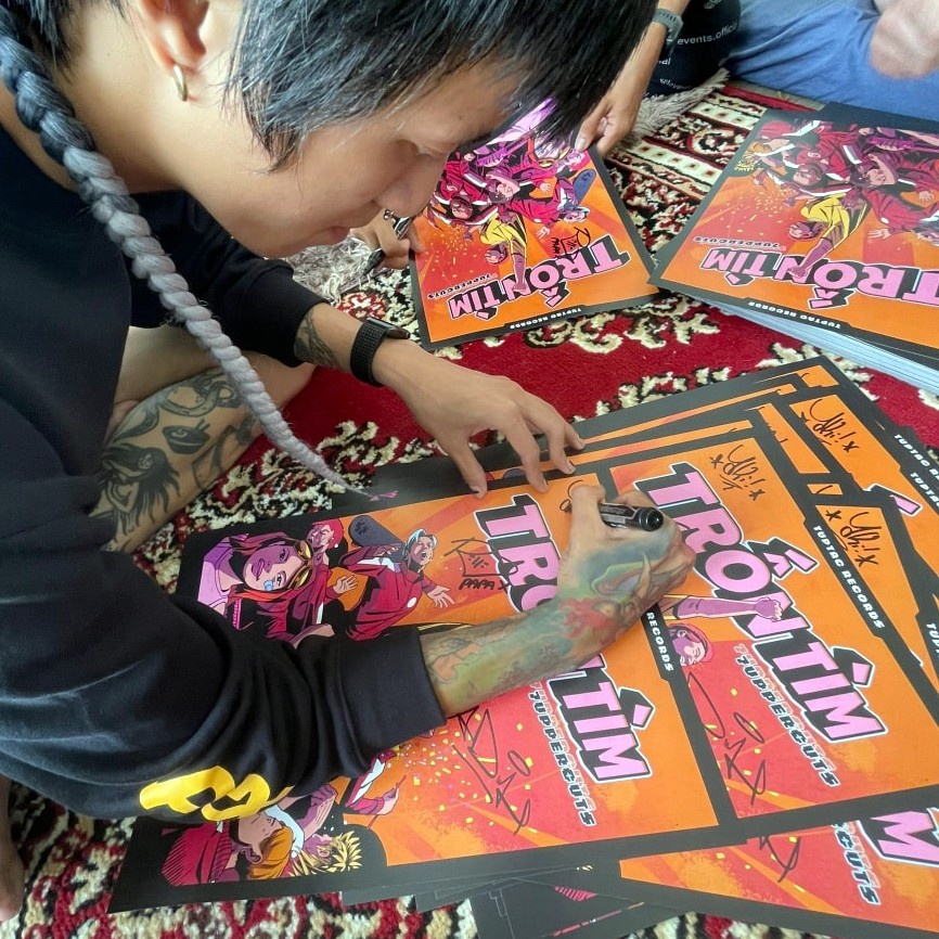 Poster Trốn tìm - 7UPPERCUTS - cỡ A3 đủ chữ kí các thành viên - Bụi rock 888
