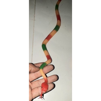 Một con rắn bằng cao su mềm dẻo dài 50 cm rất đẹp