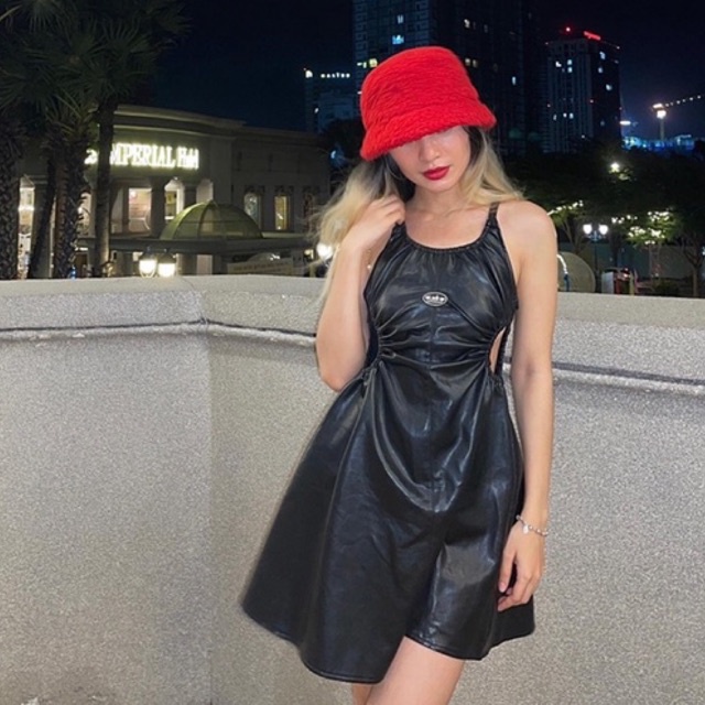 Đầm da nữ hai dây khoét eo hở lưng quyến rũ