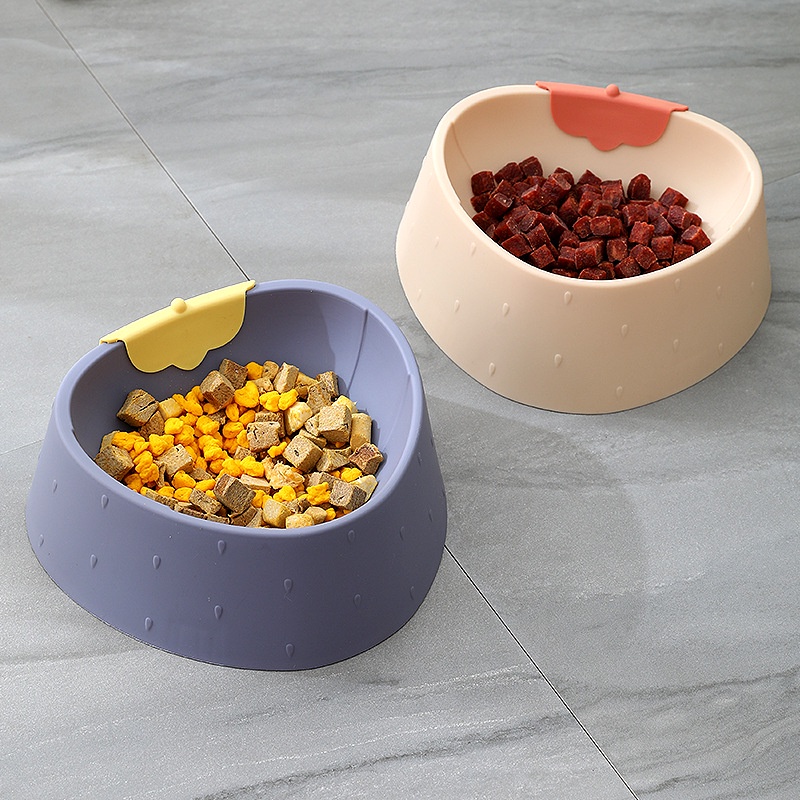 Bát ăn quả dâu cho chó mèo