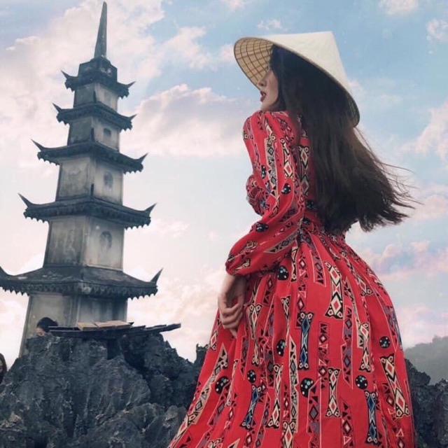 Áo hoạ tiết đỏ