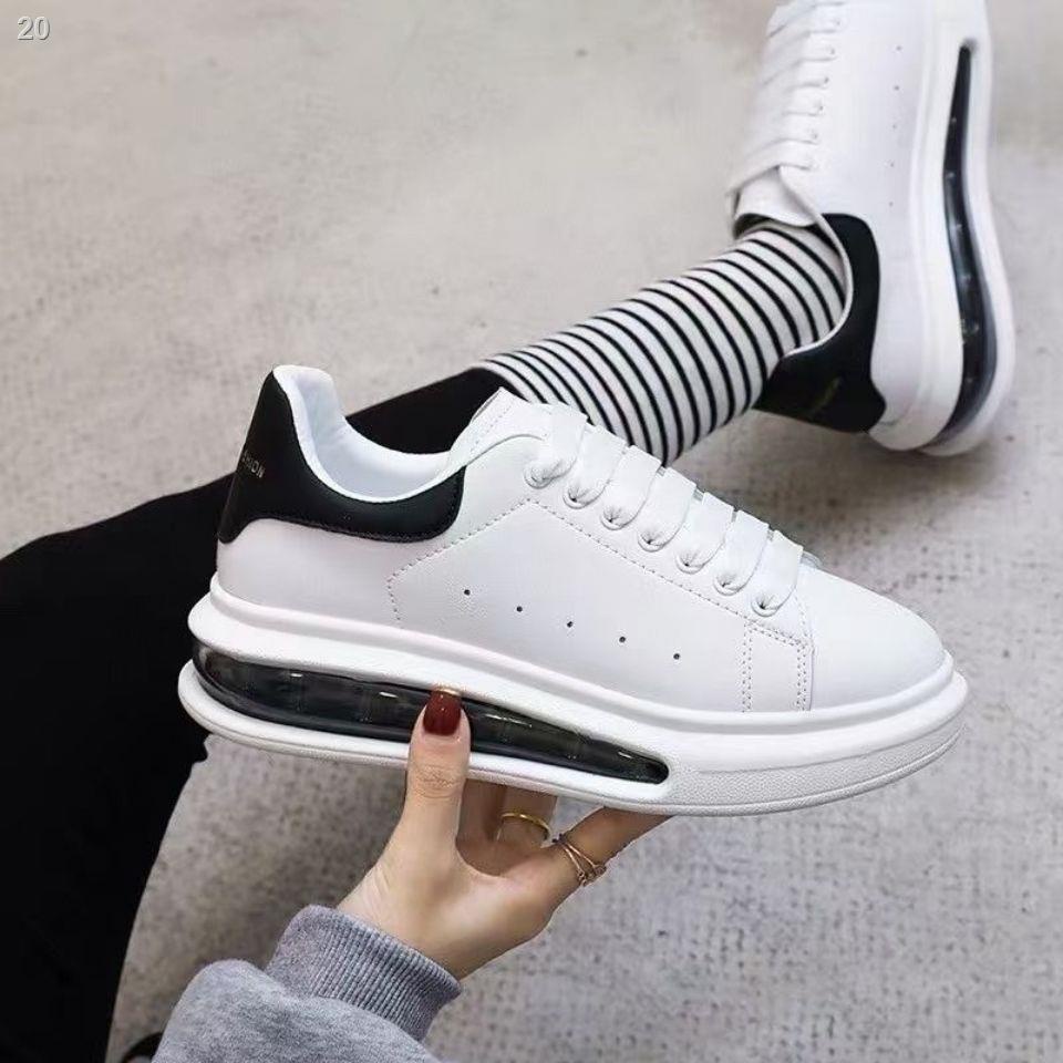 Những người yêu thích đệm khí bằng McQueen phiên bản cao trong tất cả các kết hợp giản dị giày trắng tăng thể thao đế