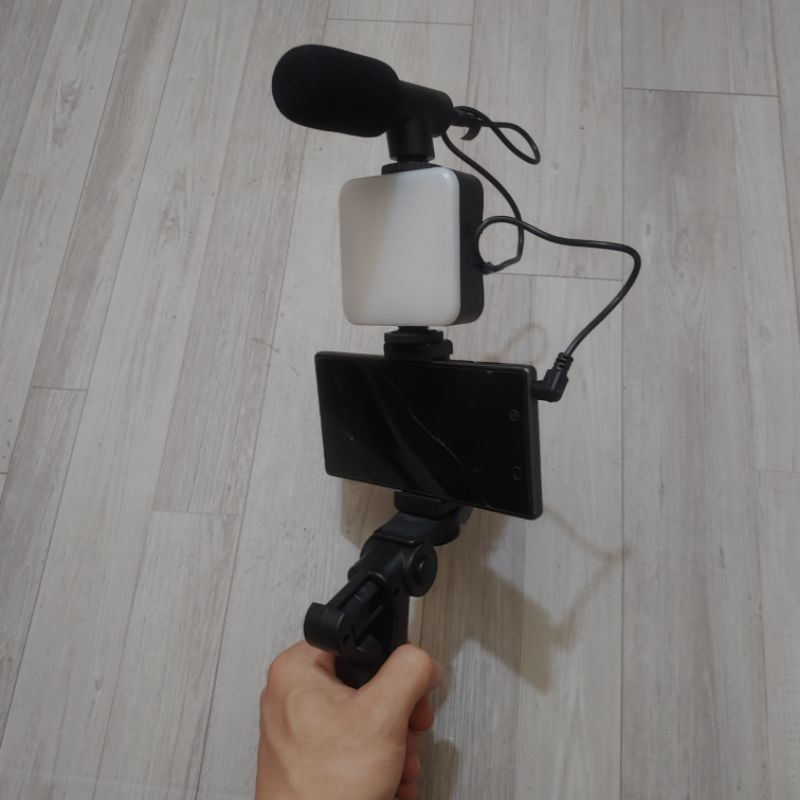 Giá Đỡ Điện Thoại Cầm Tay Có Đèn Và Mic Thu Âm- Quay Vlog,Video,Chụp Ảnh.