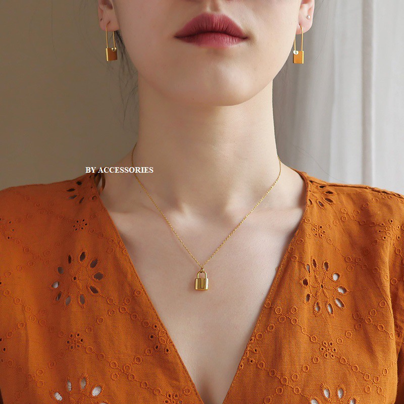 Bông tai titan unisex ổ khóa không gỉ UE200301