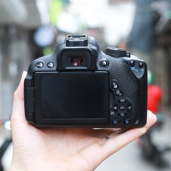 Bộ máy ảnh Canon EOS 700D kèm ống kính Canon EF-S 18-55mm F3.5-5.6