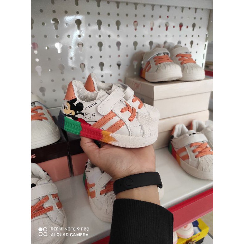 Giày Mickey vẩy sơn cho bé