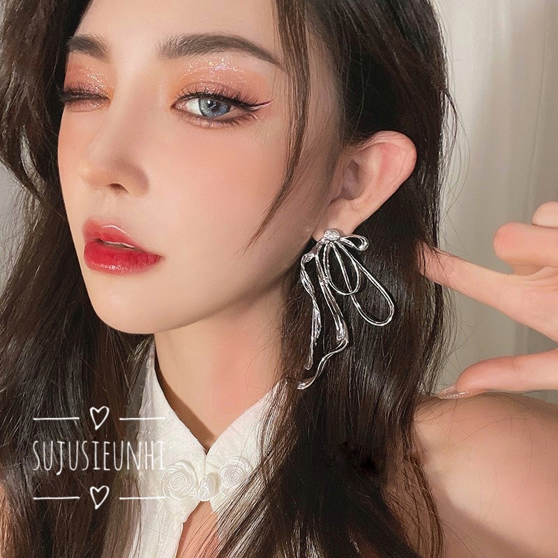 Khuyên tai nơ dày nhiều lớp dạng xoắn thả dài