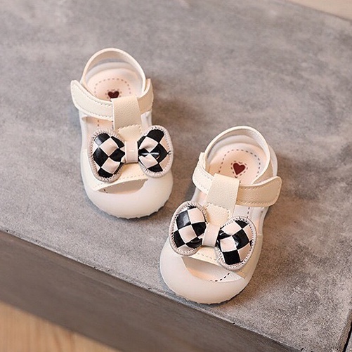 Dép sandal tập đi cho bé dễ thương gắn Nơ caro đen-trắng chống vấp đế chống trơn trượt kiểu dáng Hàn Quốc M887