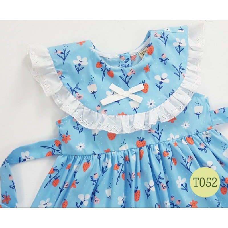 Váy xanh tiểu thư Oli River Kids xinh xắn dành cho bé nổi bật với họa tiết quả dâu