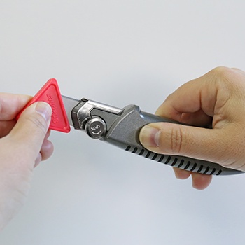Dao dọc giấy thân nhôm bản lưỡi rộng 18mm đựng tối đa 6 lưỡi NT Cutter L-2000RP