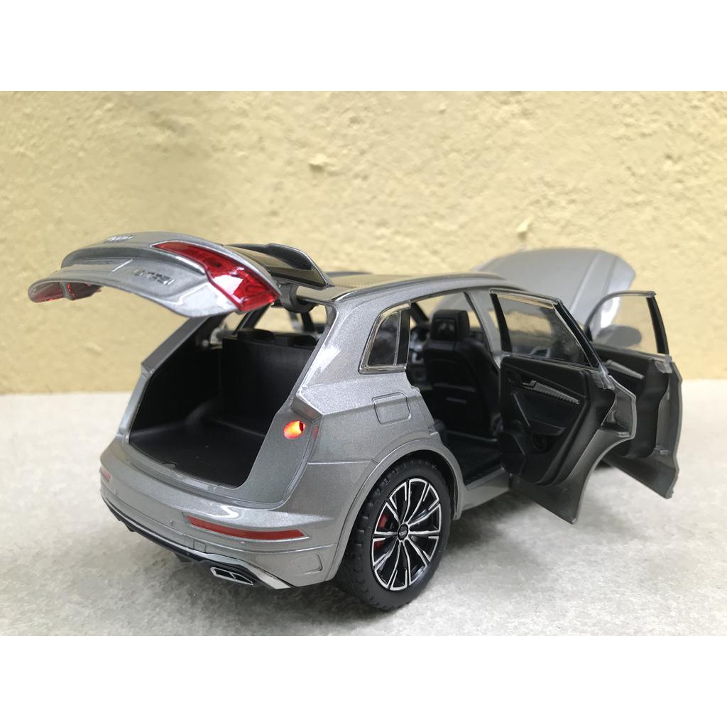 Xe mô hình ô tô AUDI Q5 2022 1:24