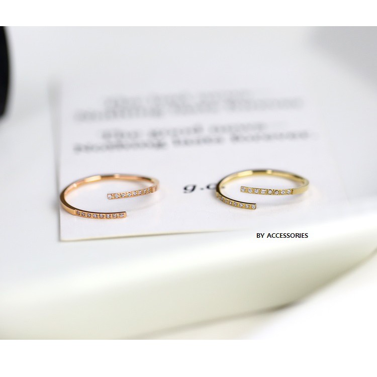 Nhẫn titan mảnh so le đính đá không gỉ WR190601