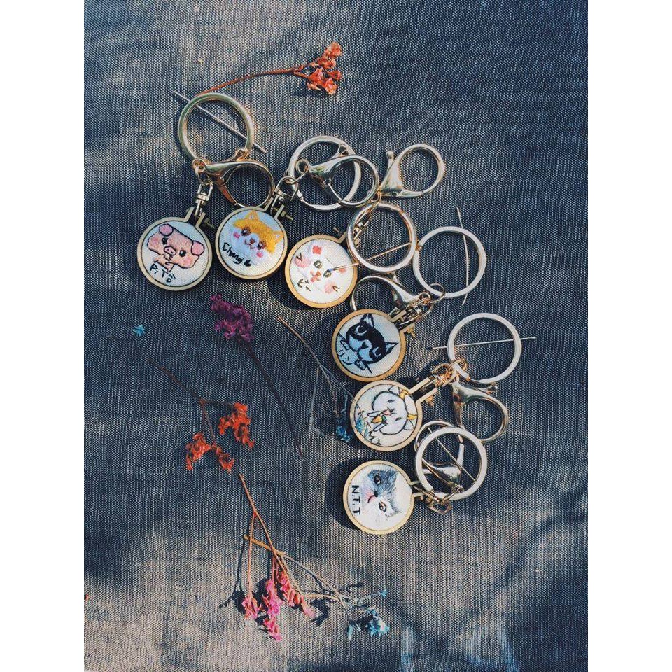 Móc Khóa Gỗ Mini Thêu Handmade (thêu theo yêu cầu) - LỘC Homeis