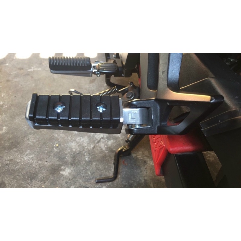 Gác Chân Sau Honda Tem Cánh Chim Titan/Vàng
