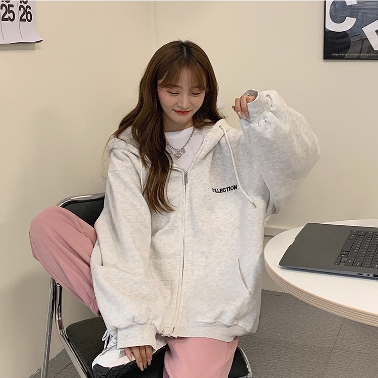 Áo khoác có mũ dáng rộng phối nhung dày với khóa kéo họa tiết chữ cái thời trang mùa đông cho nữ | BigBuy360 - bigbuy360.vn