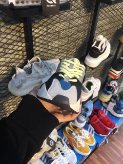 Giày sneaker