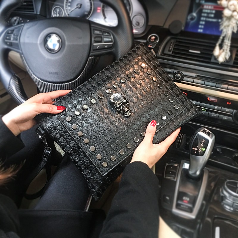 Túi clutch cầm tay đính đinh tán cá tính cho nam nữ | BigBuy360 - bigbuy360.vn
