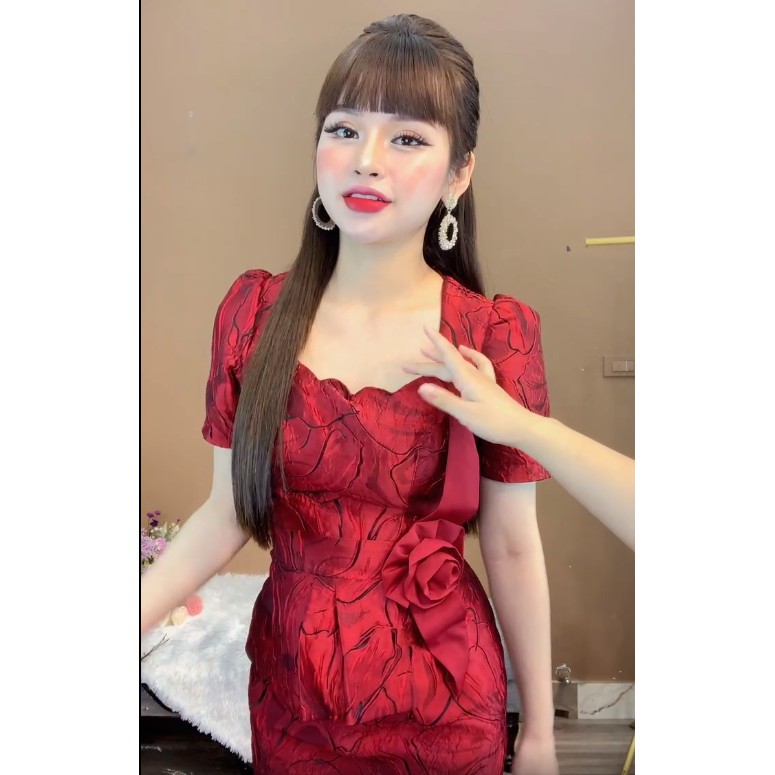 [Mã SKAMA06 giảm 8% tối đa 50K đơn 250K] Monoco- Váy gấm cổ vuông body eo đính hoa- 8373 | BigBuy360 - bigbuy360.vn