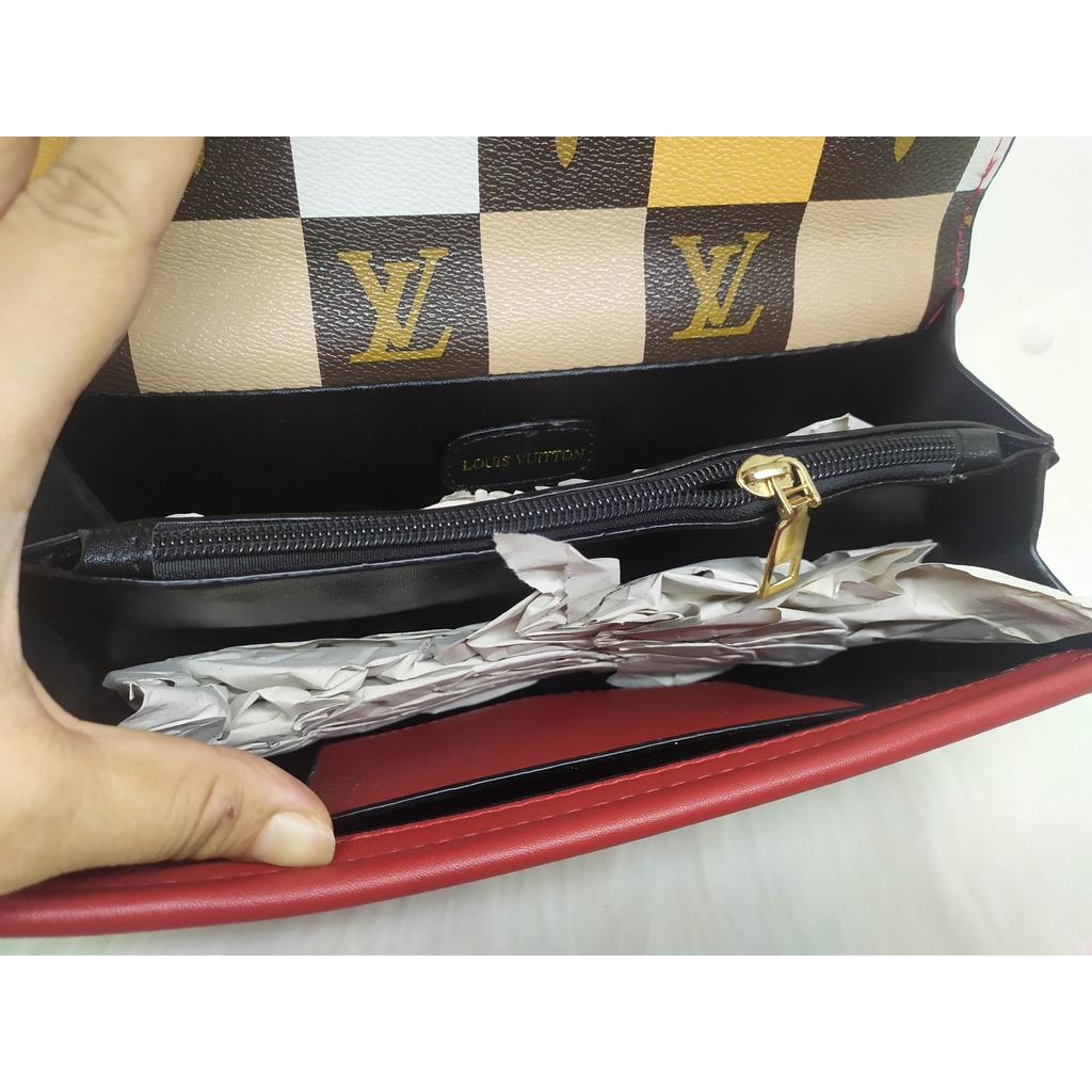 Túi đeo chéo chất da bóng caro hoa văn chữ LV, khóa đầu rồng vàng, quai đeo bằng xích