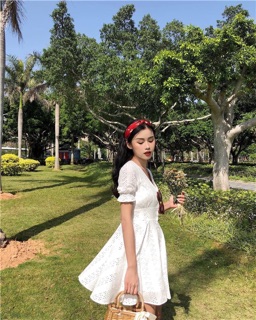 Đầm trắng hoa thêu