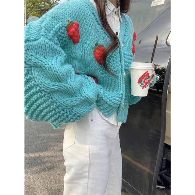 Áo cardigan crotop len dài tay form rộng đính hoa dâu tây