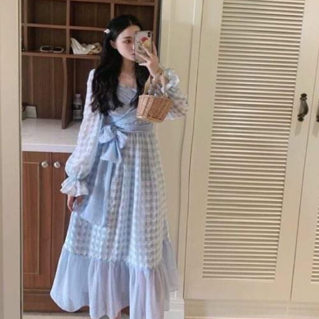 Váy caro dài qua đầu gối
