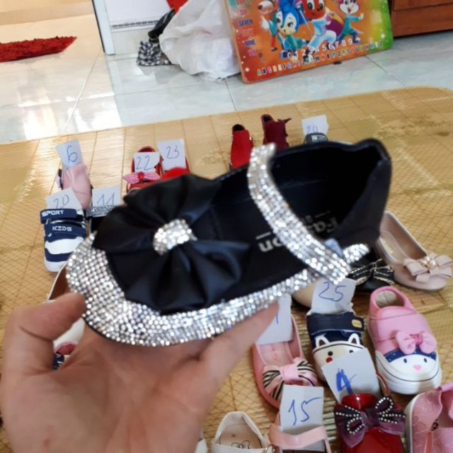 Giày đính đá